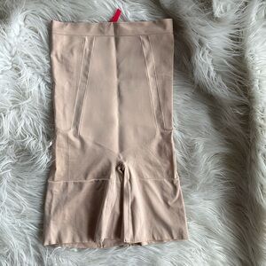 Spanx OnCore High-Waisted Mid-Thigh Short NWOT